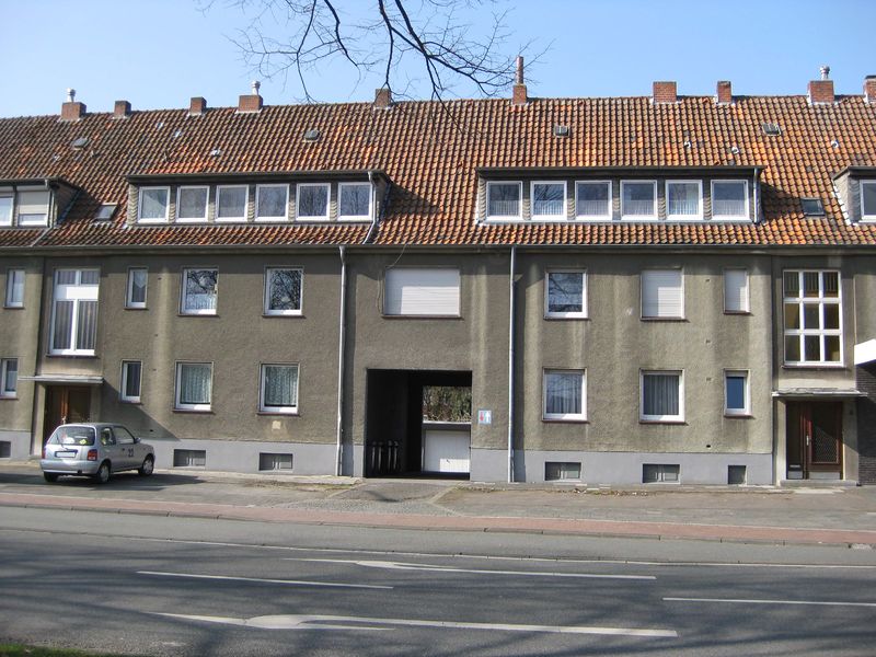 Datei:Zwei Gebaeude mit gemeinsamer Durchfahrt-02-Foto-V1.jpg